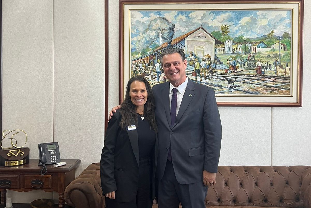 Geóloga Cassiana Michelin, coordenadora da Geominas, e o ministro Carlos Fávaro